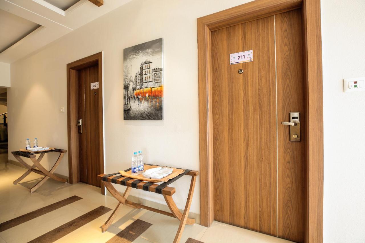 Click Hotel Nashik Extérieur photo