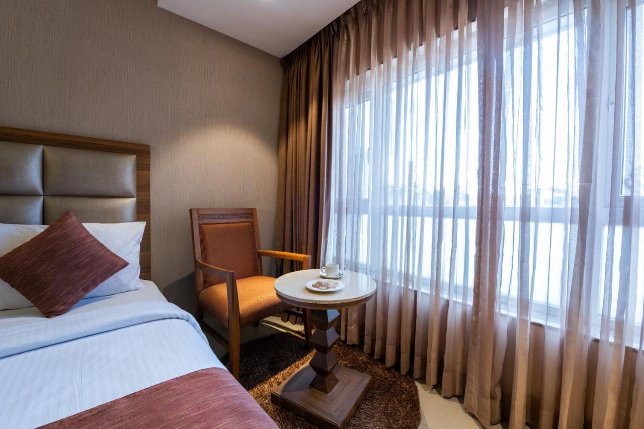 Click Hotel Nashik Extérieur photo