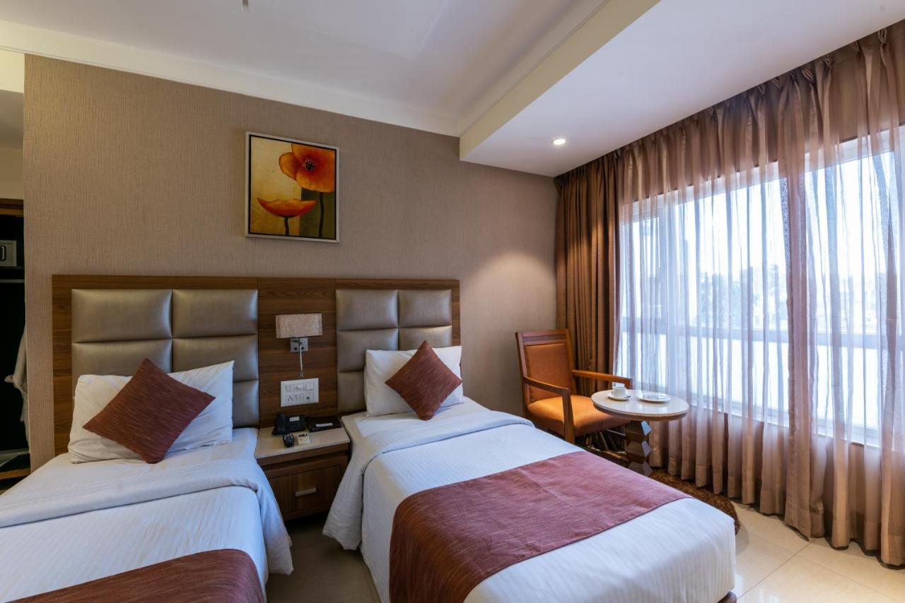 Click Hotel Nashik Extérieur photo