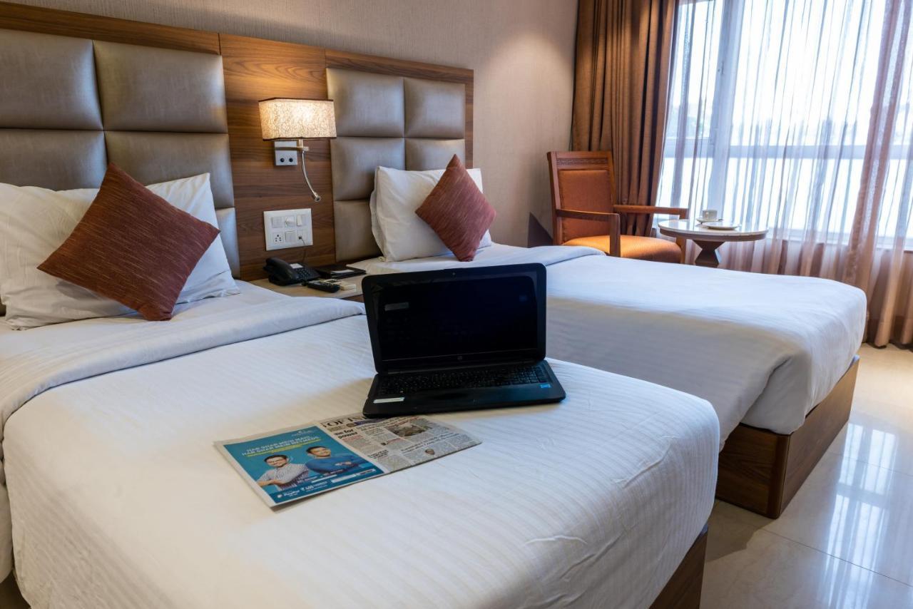 Click Hotel Nashik Extérieur photo