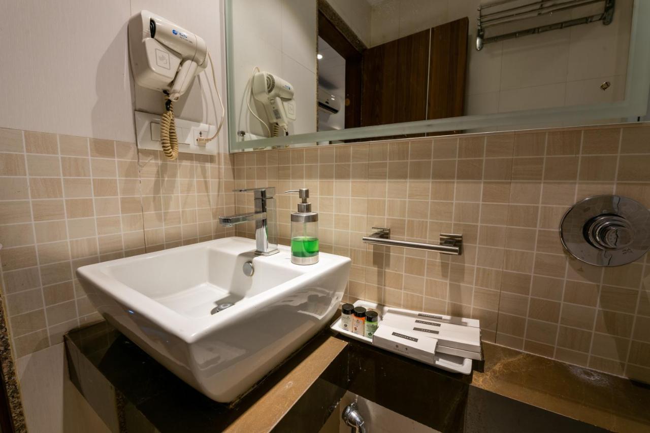 Click Hotel Nashik Extérieur photo