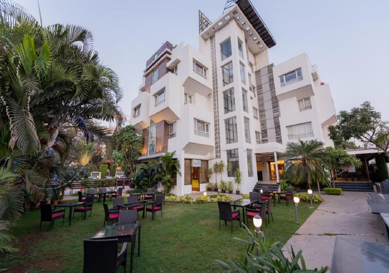 Click Hotel Nashik Extérieur photo